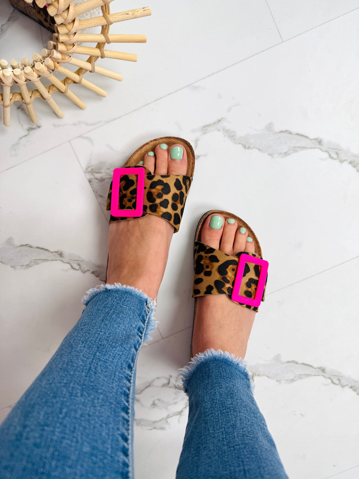 Claquettes Femme avec Imprimé Léopard et Boucle Fuchsia Lucyle
