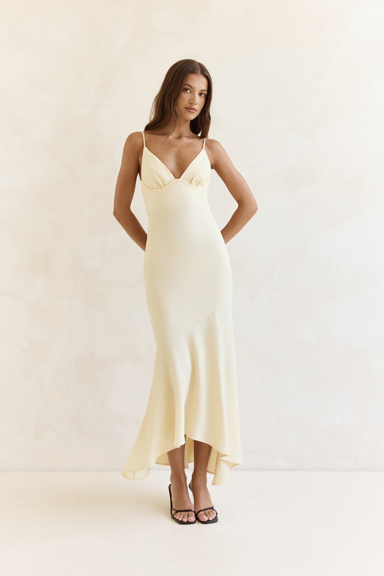 Robe Longue Femme avec Col en V et Ourlet Asymétrique Lucyle