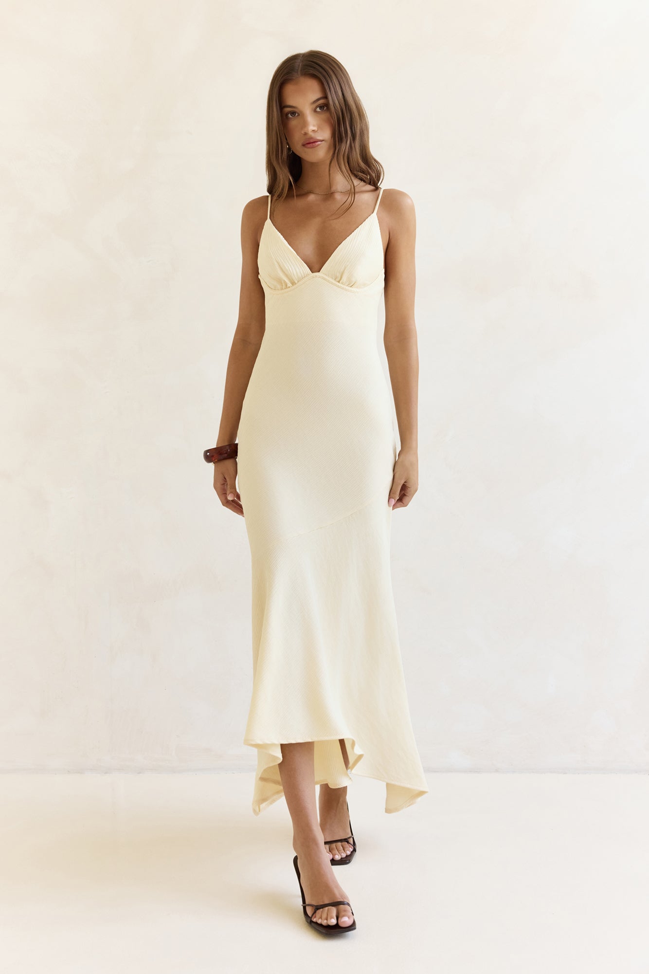 Robe Longue Femme avec Col en V et Ourlet Asymétrique Lucyle