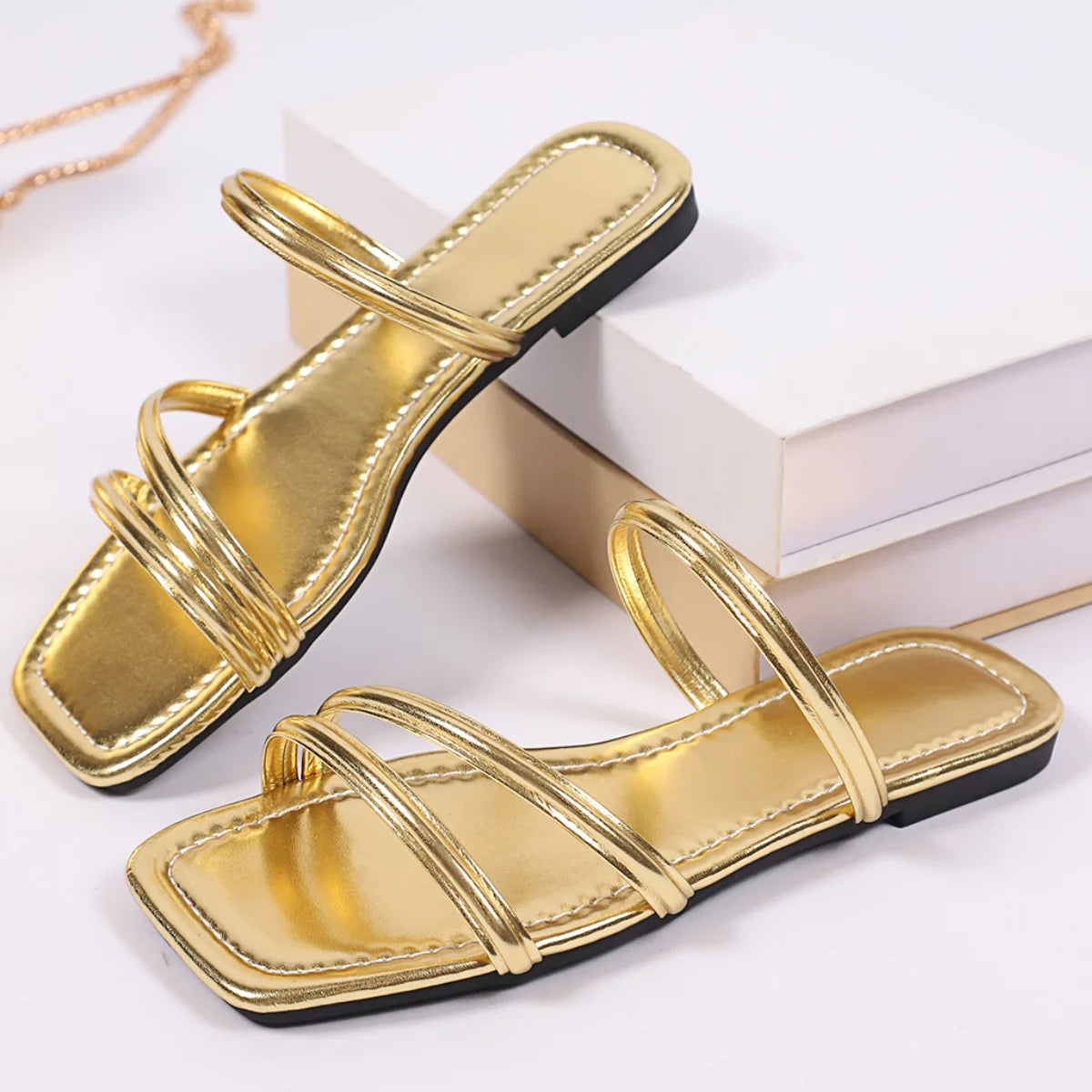 Sandales Femme avec Bout Carré et Sangle Dorée Lucyle